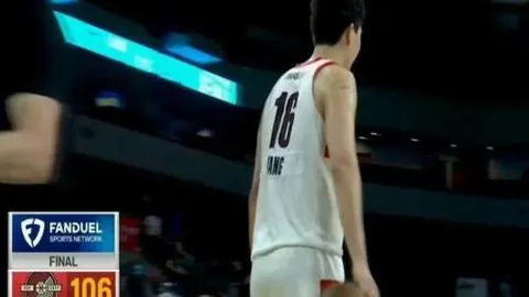 赛场浓眉彰显全力拼搏，防守协作默契大幅增强。